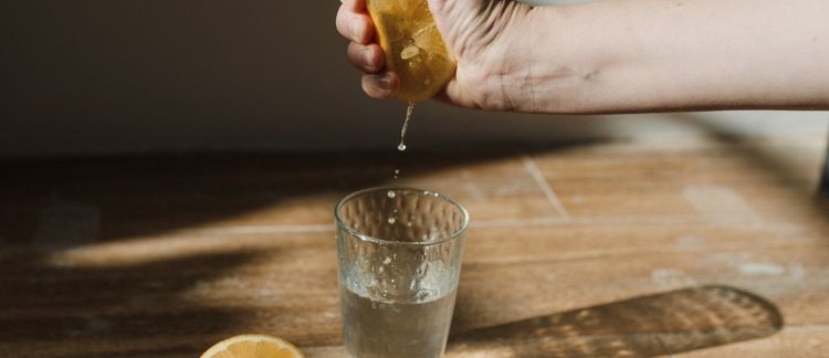 Idealny na kaca domowy napój na bazie soku z cytryny