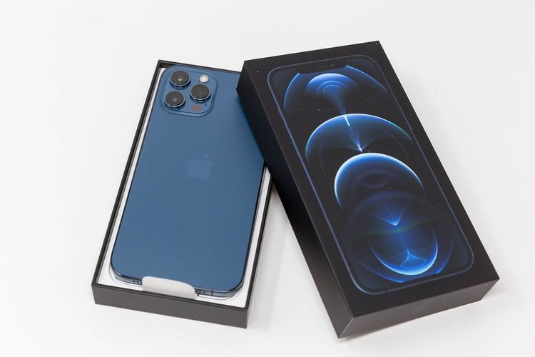 Konkretny model iPhone'a wycofany ze sprzedaży we Francji. Chodzi o przekroczenie dopuszczalnych wartości fal elektromagnetycznych