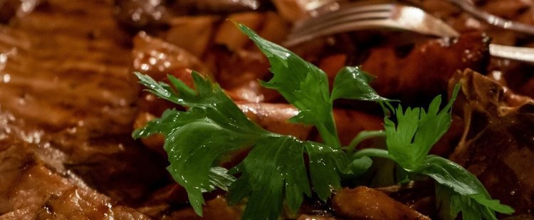 Żeberka zapiekane w kiszonej kapuście z boczkiem