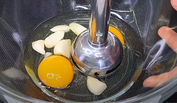 Wbij jajka, wrzuć czosnek i odpal blender. Dawno nie jadłem czegoś tak dobrego