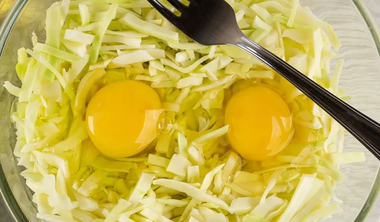 Posiekaj kapustę, wbij dwa jajka. Ten przepis smakuje jak marzenie