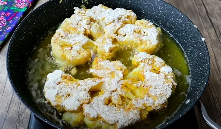 Pokrój kalafiora na plastry, obtocz w panierce i usmaż jak schabowego. To najlepszy piątkowy obiad