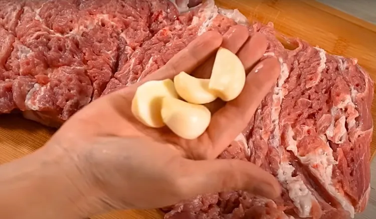 Rolada z karkówki na Wielkanoc. Na zimno smakuje jak marzenie