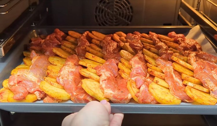 Pokrój karkówkę na plastry i ułóż z ziemniakami na blasze. Ten obiad robię praktycznie co weekend