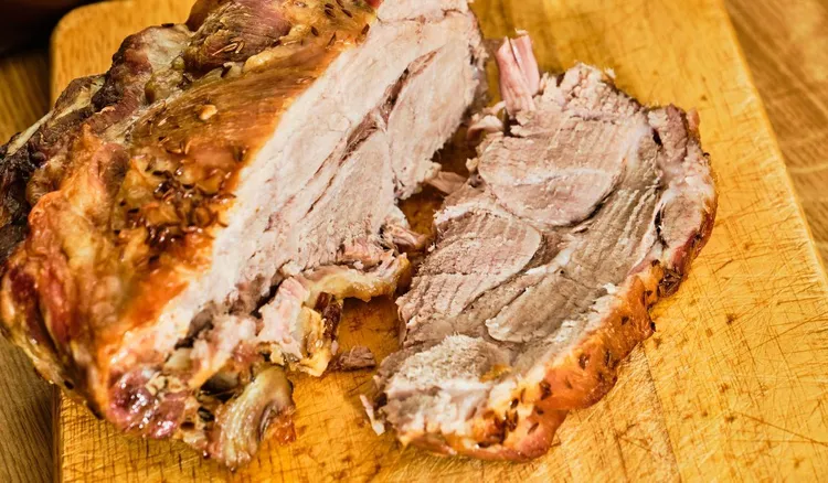 Biorę karkówkę, nacieram i zapiekam. To moja ulubiona pieczeń, każdy prosi mnie o przepis