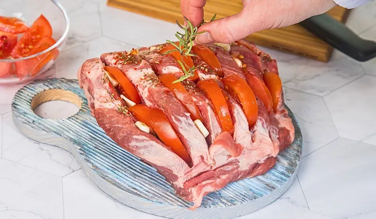 Natnij karkówkę i wypchaj pomidorami. Rodzina co tydzień prosi mnie o ten obiad