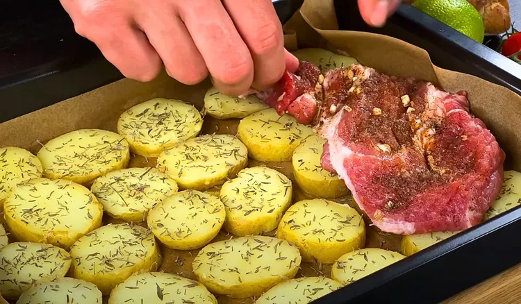 Nacieram plastry karkówki przyprawami i układam na ziemniakach. Wychodzi lepiej niż z grilla