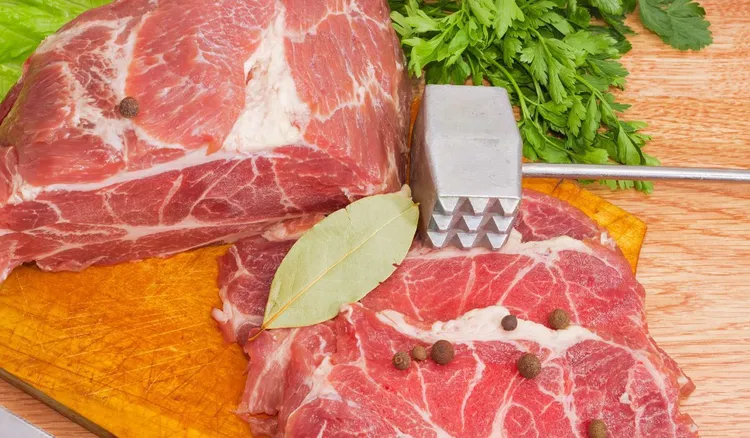 Rozbijam karkówkę i kładę pyszne dodatki. Rodzina ciągle prosi mnie o to danie