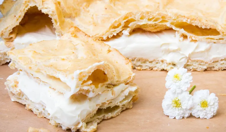 Szybkie ciasto, które zawsze się udaje. Smakuje jak karpatka, a jest bez pieczenia