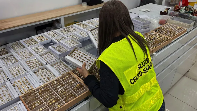 Gigantyczny nalot skarbówki na centrum handlowe. Zabezpieczono prawie 158 tys. sztuk towaru