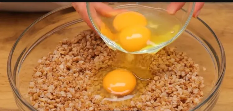 Dodaję jajka do kaszy gryczanej i biorę blender. Takie danie robię co najmniej raz w tygodniu