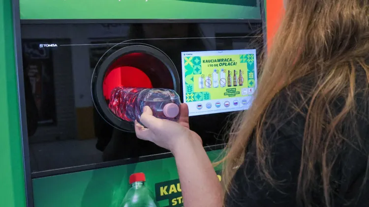Zwrócił 611 butelek i puszek. Otrzymał voucher na taką kwotę, absolutny rekord w Auchan