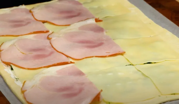 Zawijam szynkę, ser i zioła w ciasto francuskie. Ta kolacja to hit w moim domu