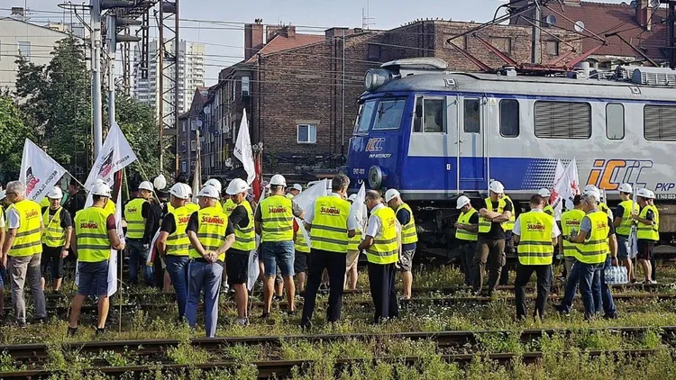 Protesty na Śląsku. Pracownicy kolei zablokowali tory. Zarządy spółek nie chcą rozmów