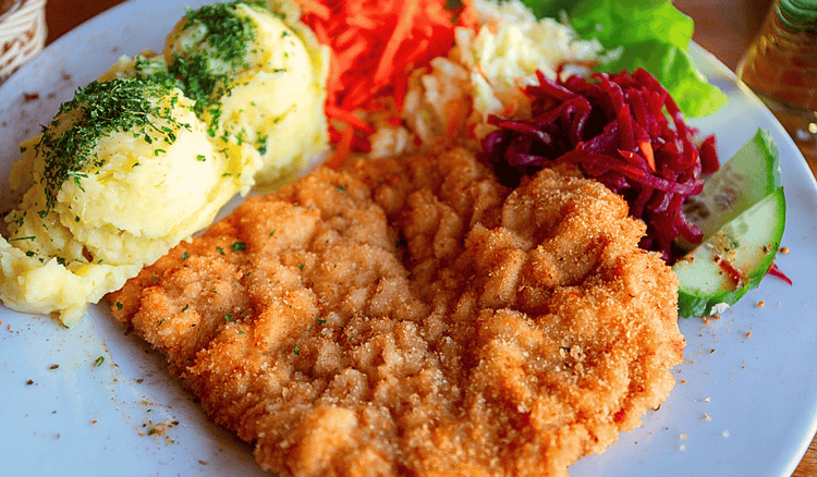 Poszedł na obiad do restauracji i zaniemówił z wrażenia. Zjadł najtańszy kotlet schabowy w Polsce