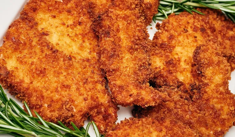 Kuroń wziął kurczaka i ziemniaki i zrobił kotlety po czesku. Ta panierka to mistrzostwo świata