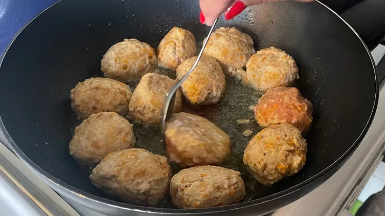 Ścieram na tarce i dodaję do mielonych. Kotlety są jeszcze smaczniejsze i cudownie soczyste