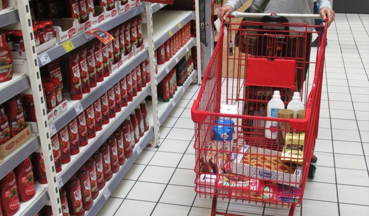 Seniorzy kradną, bo nie mają na jedzenie. „Jest to spowodowane dużą inflacją"
