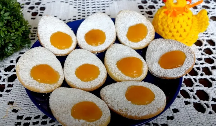 Moja mama co roku robi te kruche ciasteczka na Wielkanoc. Wyglądają jak jajka sadzone