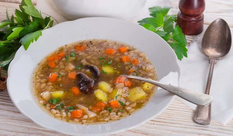 Żadna pomidorowa. Zimą na rosole gotuję tę sycącą i treściwą zupę