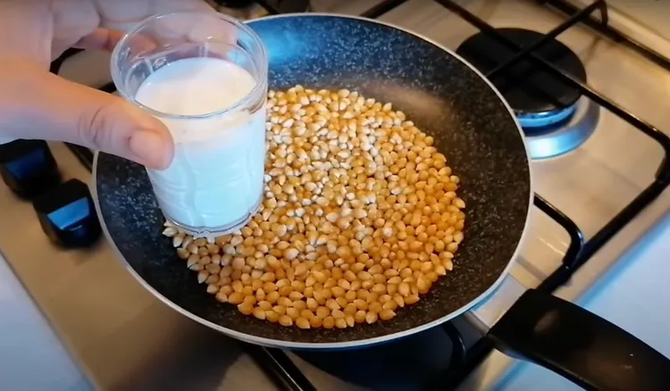 Kukurydzę zalewam mlekiem i smażę. To jest o niebo lepsze niż chipsy