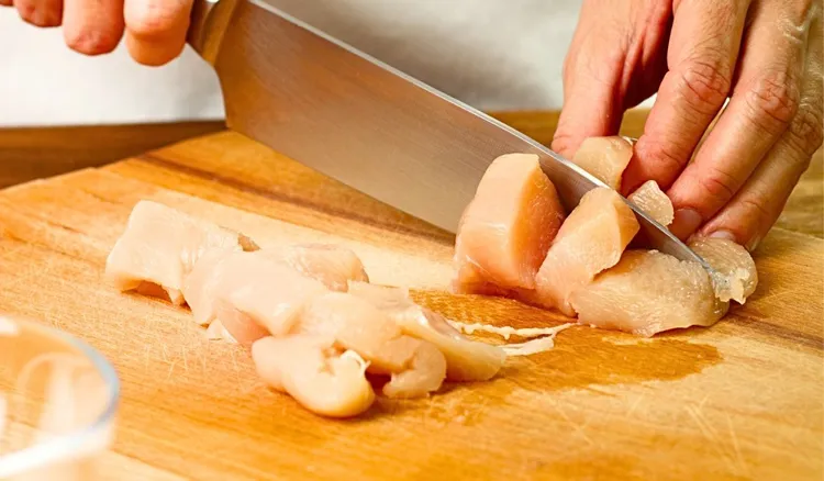 Jeśli masz filet kurczaka, zrób ten przepyszny obiad. W moim domu to hit