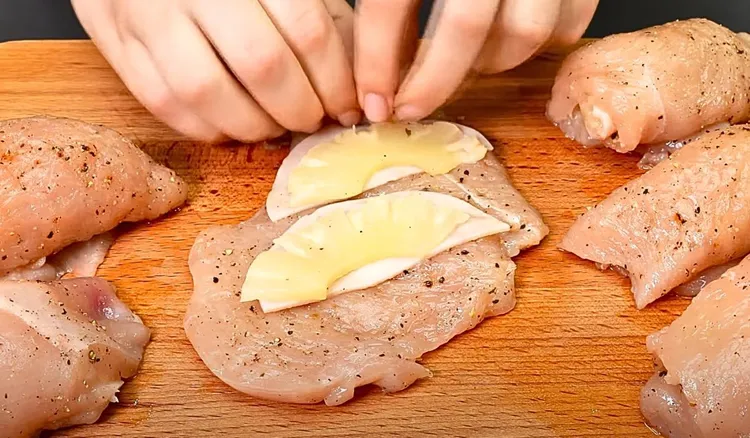 Zawijam ananasa w filet z kurczaka i wstawiam do piekarnika. Te roladki to hit w moim domu