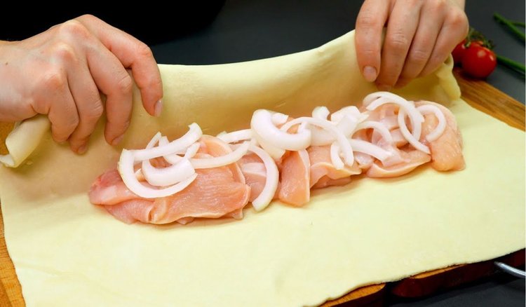 Pokrój kurczaka i zawiń go w ciasto francuskie. To proste i szybkie danie zachwyca wyglądem oraz smakiem