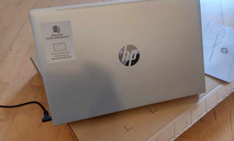 Darmowe laptopy dla uczniów. Rodzice próbują je sprzedać