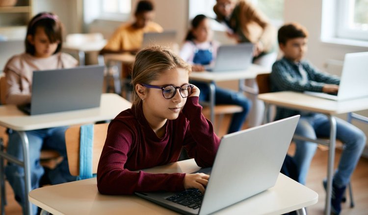 Laptopy dla uczniów już w szkołach. Wiemy, co się na nich znajdzie