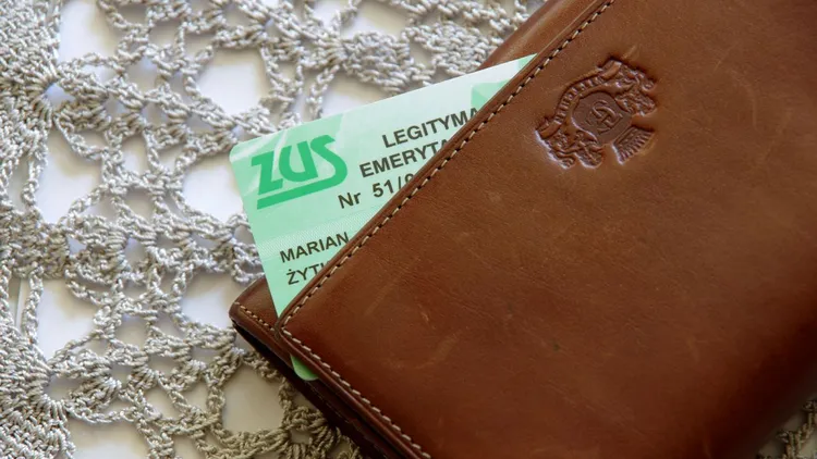 Legitymacja emeryta daje wiele korzyści. Seniorzy powinni o tym wiedzieć