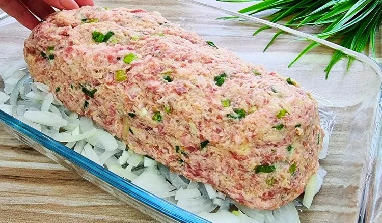 Wymieszaj mięso, ułóż na cebuli i włóż do piekarnika. Taki lekki obiad mógłym jeść codziennie