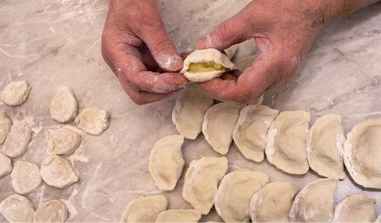 Babcia Ewa łączy twaróg z wiosennym przysmakiem. Na jej pierogi czeka cała rodzina