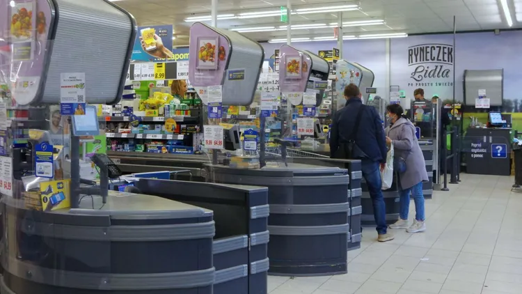 Wybrał się na zakupy do Lidla, przy kasie transakcja "odrzucona". Absurd ciągnął się przez miesiąc