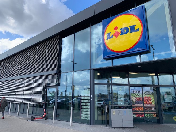 Pracownicy Lidla dostaną prezent.  Będą mogli taniej zrobić świąteczne zakupy