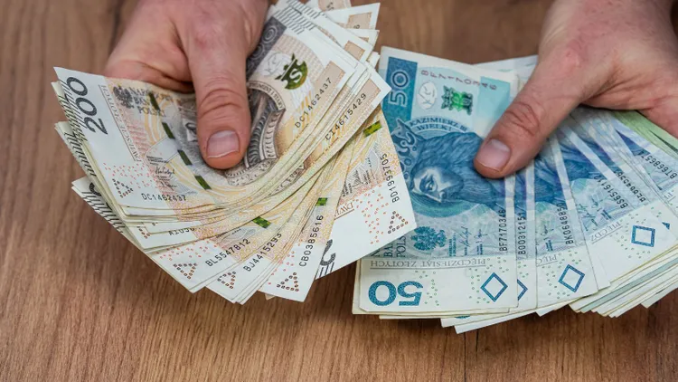 Masz 2687,67 zł emerytury lub renty? Przysługuje Ci dożywotnie 500+, znamy warunki programu. Wystarczy 1 wniosek