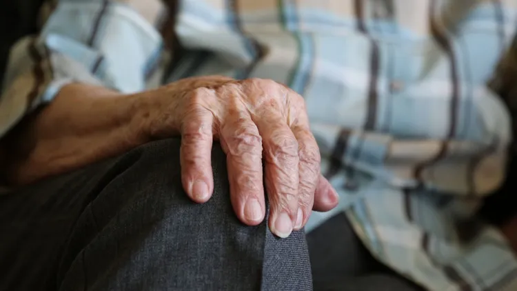 Emeryci dostaną listy od ZUS. Znajdą w nich dwa dokumenty: "Warto, aby każdy dokładnie przeczytał"