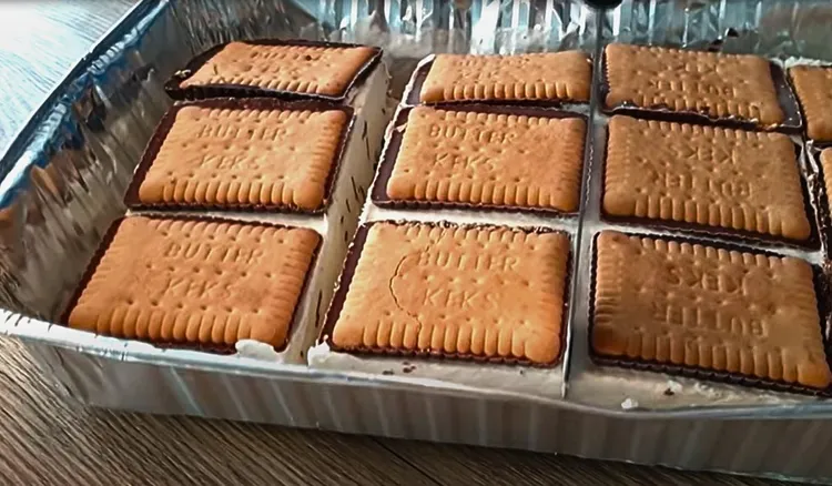 Przekładam herbatniki masą i wrzucam do mrożenia. Dzieciakom te lody smakują bardziej, niż kupne