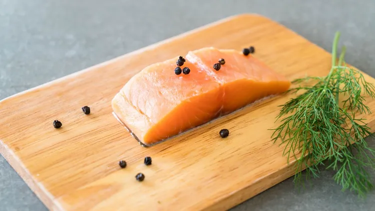 Salmonella w partii łososia. Produkt wycofany ze sprzedaży, GIS bije na alarm