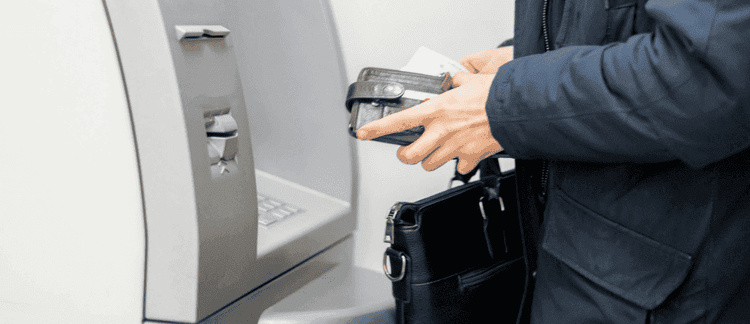 Blokada konta bankowego. Za co bank może zablokować środki i jak je odzyskać?
