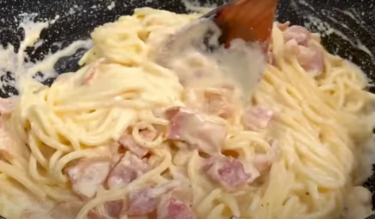 Taki makaron z boczkiem robię, gdy chce szybko przegnać głód. Palce lizać