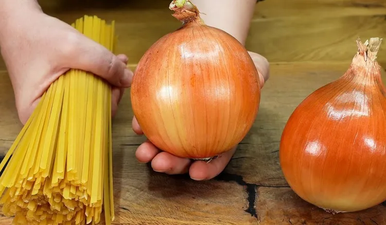 Wyciągam z szafki cebulę i łączę ją z makaronem. Na piątek nie znam pyszniejszego obiadu