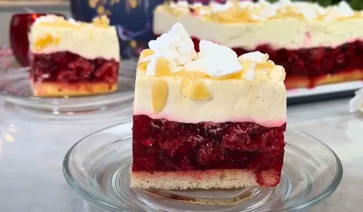 Swoją malinową chmurkę robię bez pieczenia. W sezonie na świeże owoce smakuje najlepiej