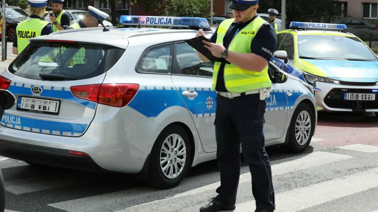 Policjanci zajrzą do bagażnika. Będą szukać tam dwóch rzeczy, za ich brak 500 zł mandatu