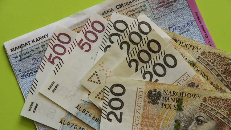 Mandat za jazdę w okularach to nie żart. Przepisy stawiają sprawę jasno