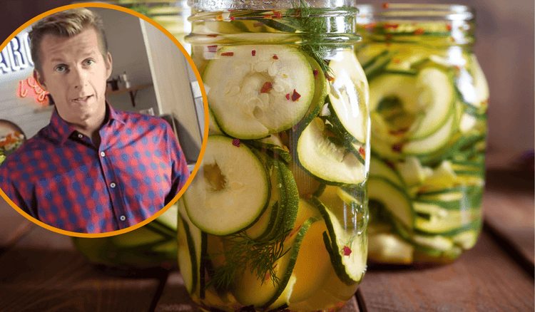 Okrasa zalewa cukinię koperkową marynatą. Jest bardziej aromatyczna i wyrazista