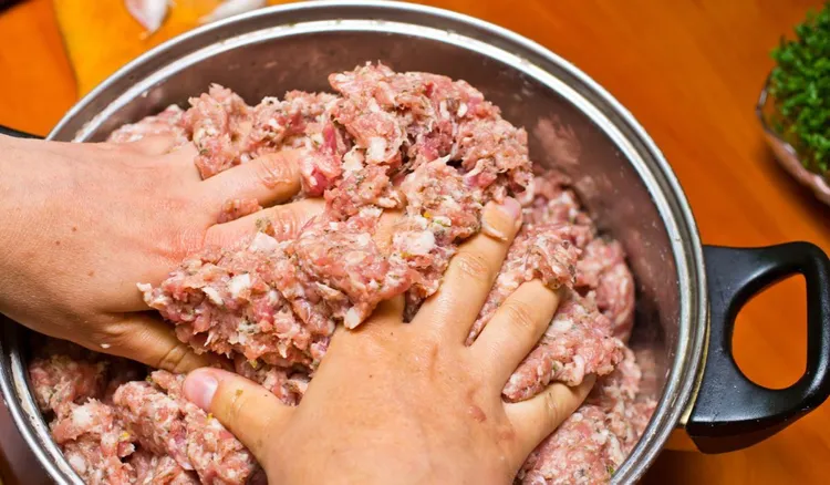 Zetrzyj na tarce i wrzuć do masy na mielone. Jak dla mnie to najlepszy dodatek do kotletów