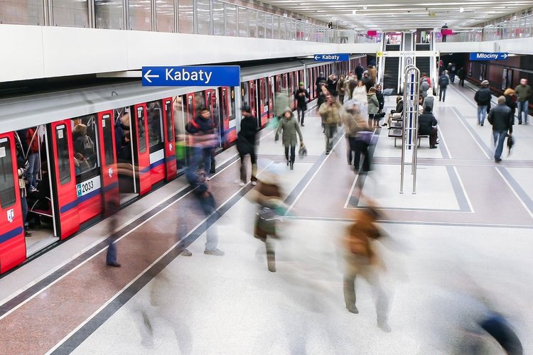 Problemy z działaniem smartfonów w warszawskim metrze. Apple znalazło rozwiązanie