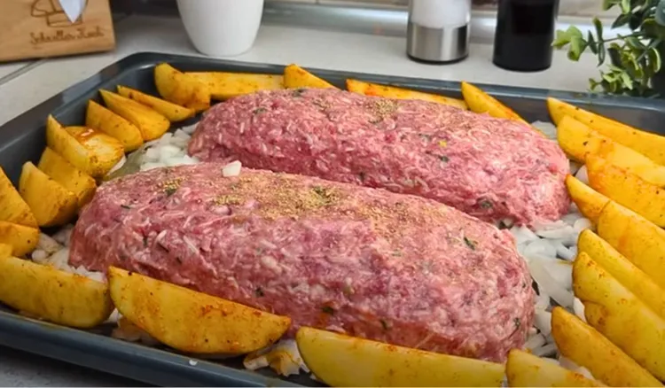Siekam kapustę, kładę mięso mielone i ziemniaki. Moja rodzina ciągle prosi mnie o ten obiad