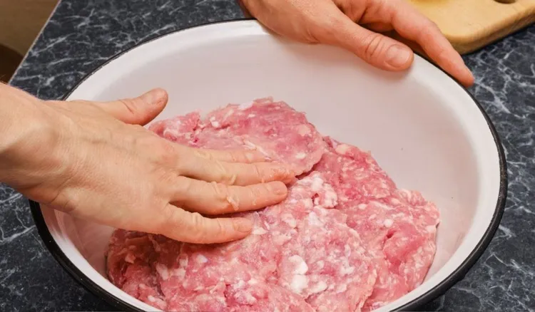 Żadna wieprzowina, jest lepsze mięso na mielone. Soczyste kotlety smakują jak marzenie